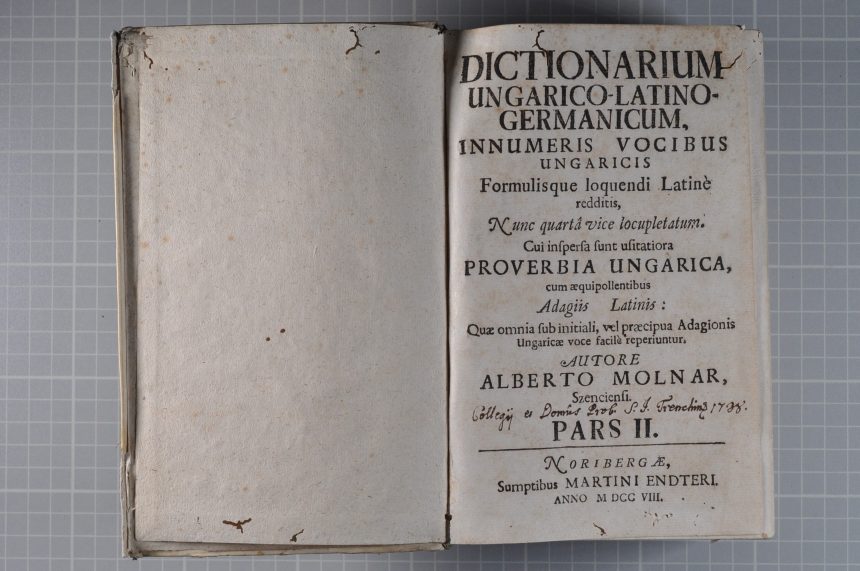 Szenci Molnár Albert magyar-latin-német, görög mutatóval kiegészített szótára. Bőrkötés, Nürnberg, 1708