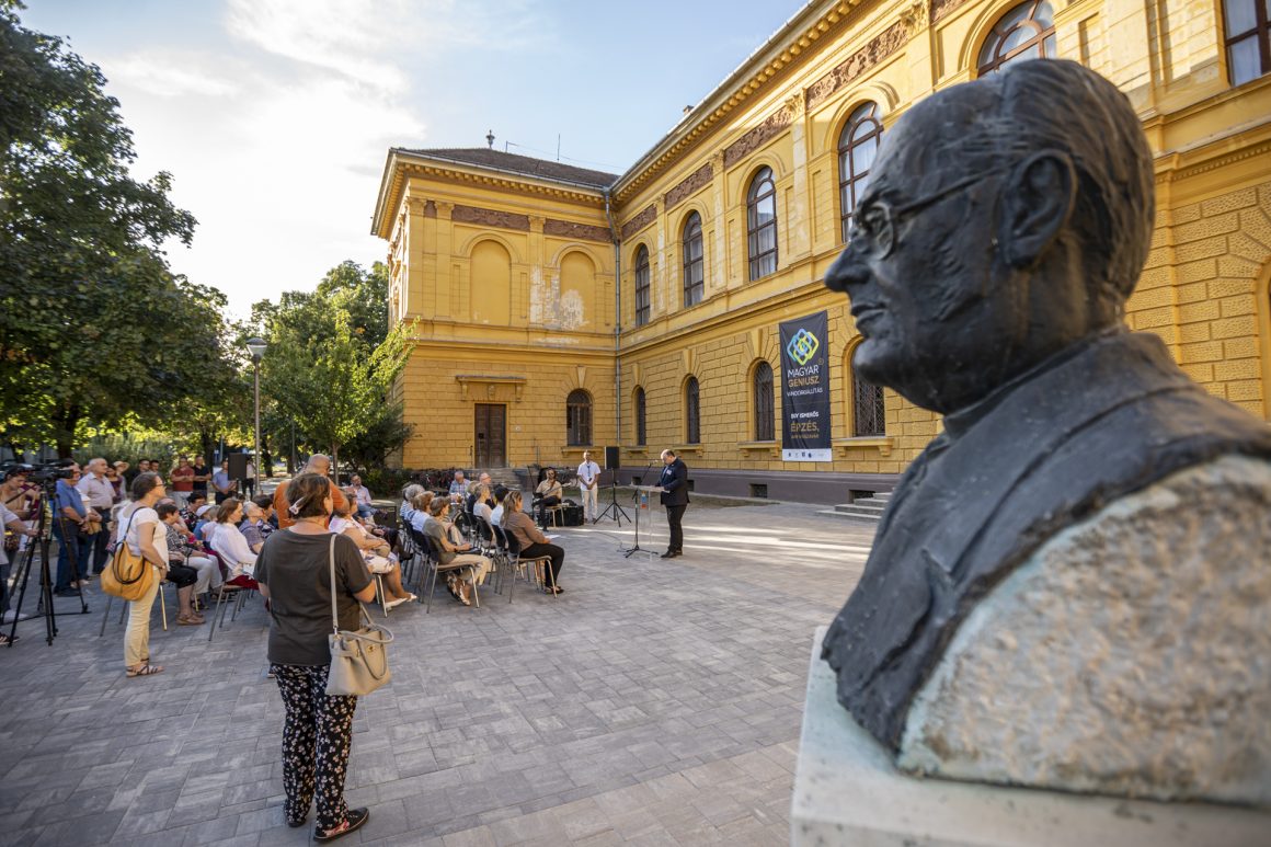 „Az évtized kiállítása Szekszárdon” – Megnyílt utolsó állomásán a Magyar Géniusz Vándorkiállítás