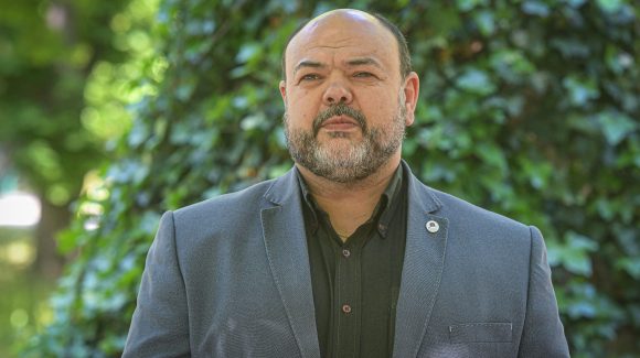 A zászlót tartani és vinni kell A zászlót tartani és vinni kell