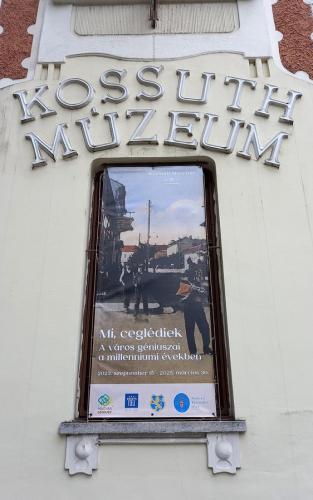 A-Kossuth-Muzeum-homlokzatan-elhelyezett-molino.-Foto-Kisfaludi-Istvan